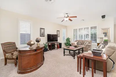 Image de Villa de style toscan dans la communauté tranquille. Distance de marche de l'école secondaire de Hamilton