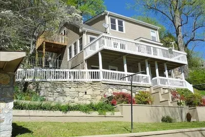 Image de Chimney Rock Getaway! Wifi, table de billard. Animaux acceptés & accessible en fauteuil roulant!