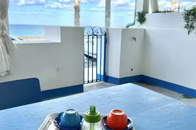 Image de Bateaux de sauvetage du passé devant la mer & la plage de Capo d'Orlando