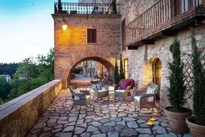 Image de Résidence luxueuse et romantique, intérieurs design, piscine chauffée et bain à remous, vues