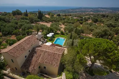 Image de Villa haut de gamme avec piscine (plus Chef). Environs Ă couper le souffle