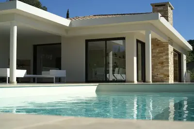 Image de Villa contemporaine avec piscine à débordement et magnifique vue mer