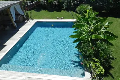 Image de Villa contemporaine très lumineuse tournée vers la nature avec piscine