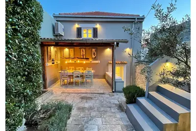 Image de Maison en pierre historique entièrement rénovée avec jardin, terrasse et beaucoup d'espace!