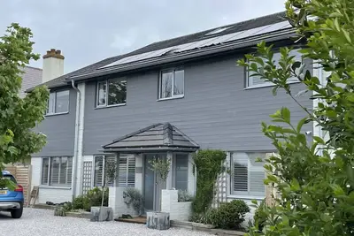 Image de Spacieux, lumineux, moderne, conviviale et familiale, grand jardin clos. 2 minutes de la plage.
