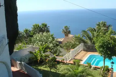 Maison individuelle, Wc séparé. Appartement, piscine et beau jardin