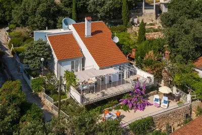 Villa unique, spacieuse et conçue par un architecte avec vue panoramique sur la mer, à 30 mètres de la mer