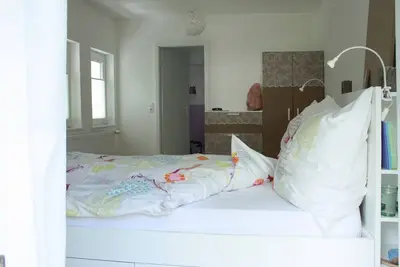 Image de Appartement écureuil salin entre forêt et lac