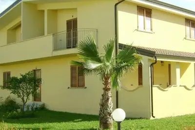 Image de 2 chambres, 4-6 personnes, accès direct à la plage, parking privé pour une voiture.