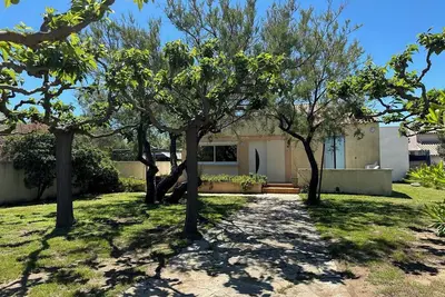 Image de Villa sur terrain arboré de 500m2, lotissement privé, accès direct à la plage