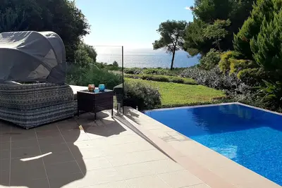 Un paradis au calme, à l'abris des regards, entre ciel, mer, nature et soleil