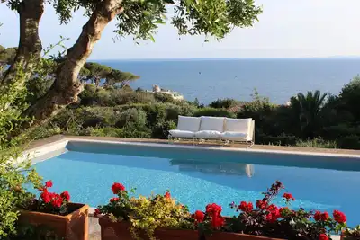 Image de Villa d'Azur avec piscine, enchantement entre la CĂ´te d'Argent et Maremma
