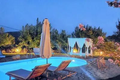Image de Villa moderne, piscine privée, jardin, barbecue, a \/ c, wifi, vue imprenable, 5 'mer