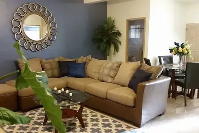 Image de Affordable Luxury 2 bd \/ 1 ba près de la plage!
