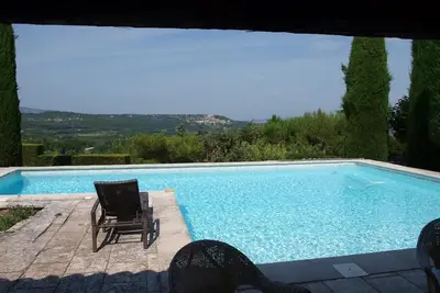 Image de Maison avec vue, piscine, dans le village de Bonnieux