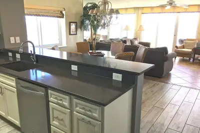 Image de Condo 4 chambres 3 salles de bain Oceanfront - Bright Corner Unit