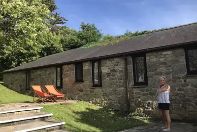 Image de Superbe 2 Chambre Grange en pierre avec 24 \"Plan ouvert Salon /. Cuisine / salle à manger