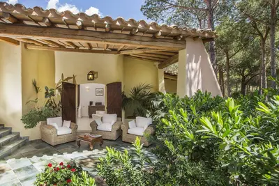Image de Magnifique villa indépendante de style méditerranéen, à proximité d'une plage ombragée privée