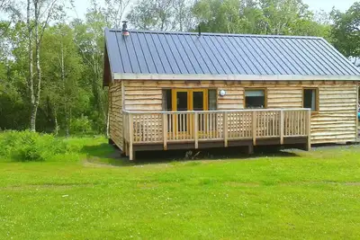 Image de Charmante cabane en rondins avec bain à remous dans un endroit magnifique près de la rive du loch
