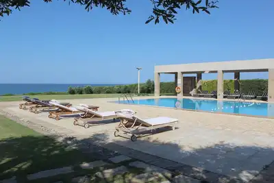 Image de Villa de luxe sur la plage de sable, beau jardin, piscine privée et salle de jeux