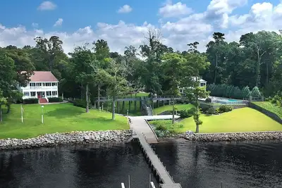 Image de Piscine à débordement privée, bain à remous, terrain de tennis \/ basket sur la Neuse!