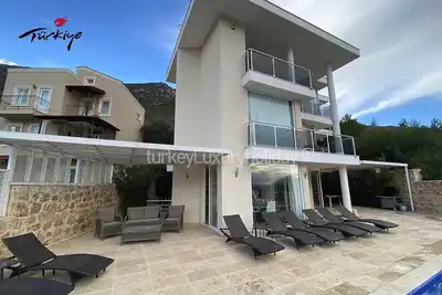 Image de Luxueuse villa au design unique avec piscine privée à débordement et vue Omg!