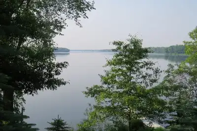 Image de Accueil Lakefront sur la rive nord du lac Rice avec ponton privé