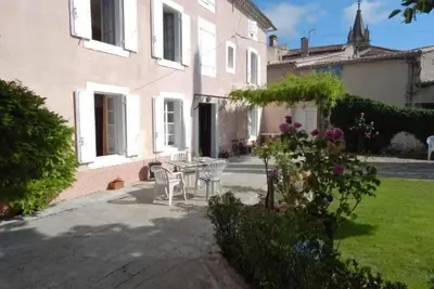 Image de Maison de campagne confortable récemment rénovée avec une cour confortable et un jardin ombragé