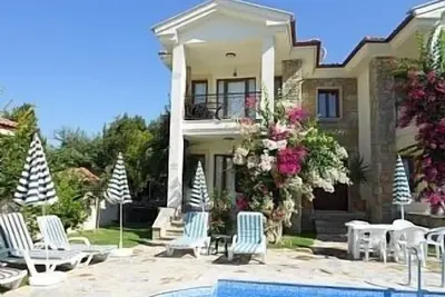 Image de Un appartement au rez-de-chaussée avec piscine partagée dans un terrain bien entretenu
