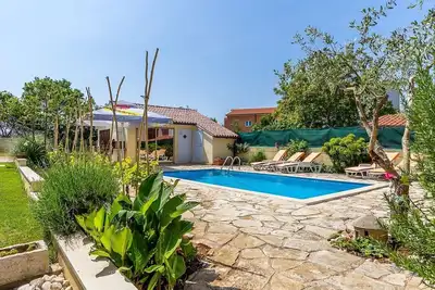 Bel appartement directement à Pula avec piscine