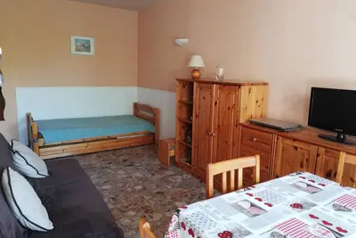 Image de studio de 27 m2 + loggia 7 m2, clim, parking privé, vue latérale mer, 100m mer