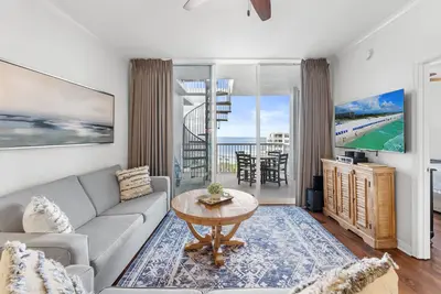 Image de Penthouse 3br ~ Toit privé ~ Vues sur l'eau depuis le lit ~ À voir!