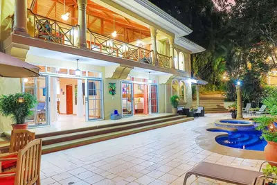 Image de Private Gated Jungle House - Près de la plage! Faible taux d'introduction!