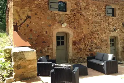 Image de Confortable Cabanon ocrier restauré avec piscine partagée - 6 personnes