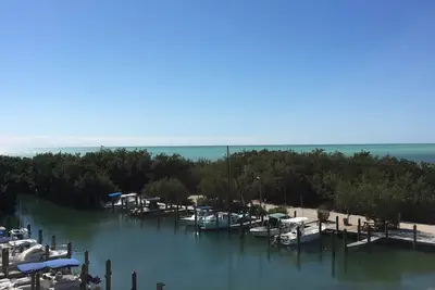 Image de Plus récent propre, 3 chambres / 2 salles de bain Ocean Front House w dock