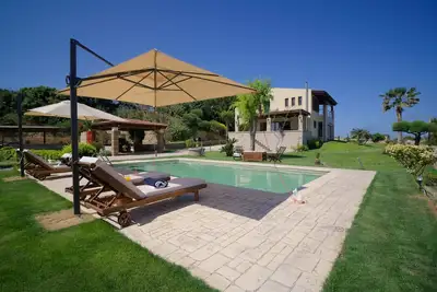 Image de Villa 4 chambres avec piscine, Ă 400m de la plage!