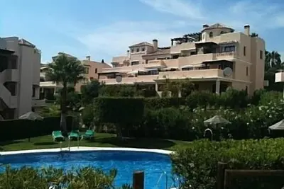 Image de Grand appartement de haute qualité à Elviria. Grande terrasse, piscines et jardins
