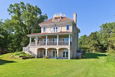 Image de Détendez-vous et de renouer avec des vues imprenables sur The Historic James River