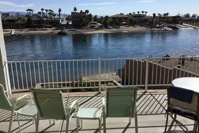 Image de Riverfront Home avec plage privée et grande terrasse avec Wi-Fi