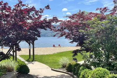 Image de Belle au bord du lac 1400 pieds carrés, 2 niveaux, 2 chambres et den condo Waterfront Condo!