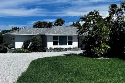 Image de Location & confidentialité! Maison avec piscine près de la plage