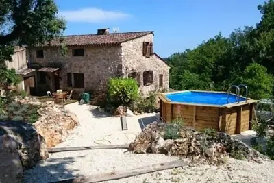 Image de autentique maison de charme dans un parc arboré et calme.