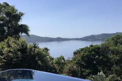 Image de Top Maison! Avec une vue paradisiaque sur la mer et la lagune de Conceição, une architecture unique!