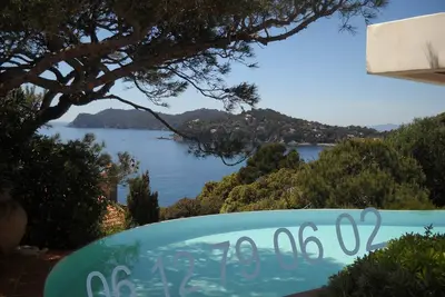 Image de Giens, villa pieds dans l'eau, orientation sud-ouest, domaine privé, jardinier, tennis