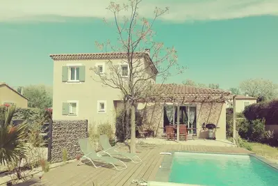 Image de Maison avec grand jardin et piscine proche d'Avignon