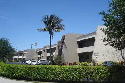 Image de Delray Beach Magnifiquement Lago Del Ray 2/2 Condo rénové avec vue sur le lac, 8Min 2 Beach
