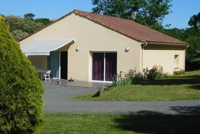 Image de Gîtelepetitbal, au calme, piscine chauffée, 110m2, 12km de Sarlat, Wifi Gratuit.