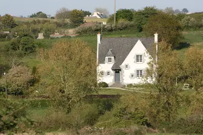 Image de Plouescat :Typique Maison Bretonne et beau jardin près de la Baie du Kernic