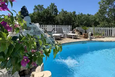 Image de 1 ou 3 petites résidences locatives sud Ardèche de 2 à 15 personnes a piscine