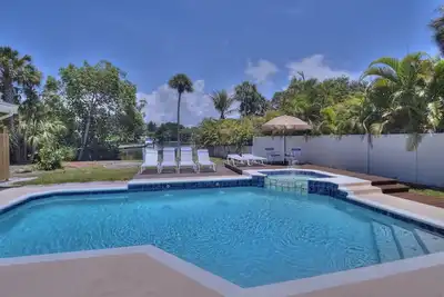 Image de Grande maison de canal, 5br avec piscine chauffée